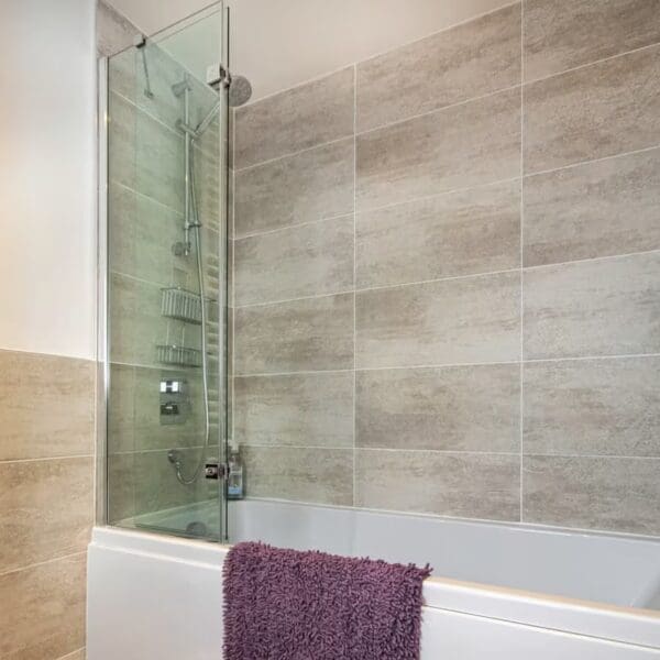Bath and shower, Thistledown holiday apartment, Dornoch