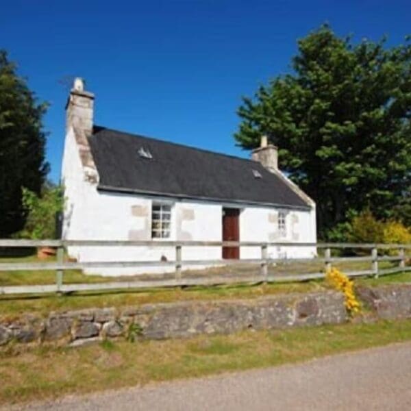 Exterior of Riverside Cottage, Dornoch on sunny day